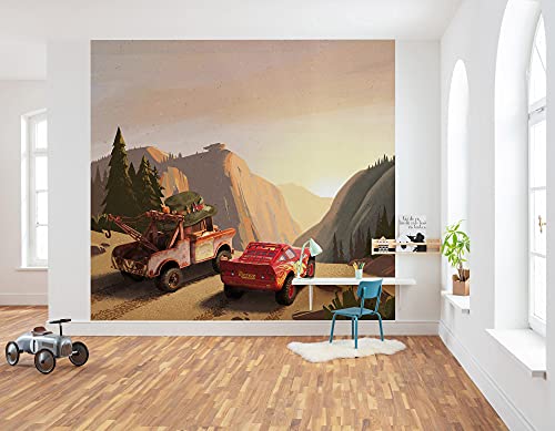 Komar Disney Vlies Fototapete - Cars Sundown - Größe: 300 x 280 cm (Breite x Höhe) - Kinderzimmer, Wandtapete, Berge, Autos - IADX6-032 von Komar