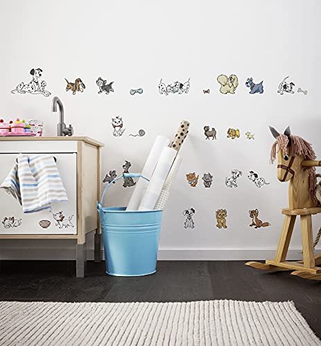 Komar Disney Wandtattoo Disney Cats and Dogs - 50 x 70 cm (Breite x Höhe) - 27 Teile - Susi, Strolchi, Dalmatiner, Deco-Sticker, Wandaufkleber, Wandsticker, Wanddeko, Kinderzimmer - 14099h von Komar