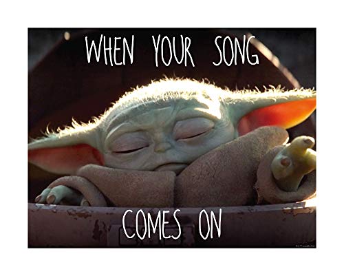 Komar 70 x 50 cm Star Wars Mandalorian The Child Music | Baby Yoda, Dekoration, Wandbild, Poster, Kunstdruck | Größe Rahmen | WB-SW-009-70x50, Bunt von Komar