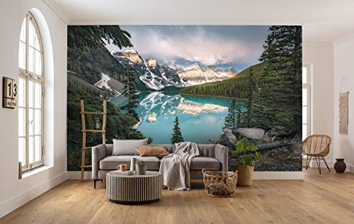 Komar Vlies Fototapete MAGIC MORAINE MORNING | Tapete, XXL, Dekoration, Natur, Landschaft, Schlafzimmer, Wohnzimmer, Büro, Flur | Größe 450 x 280 cm (Breite x Höhe) |SHX9-054 von Komar