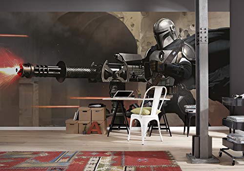 Komar Vlies Fototapete - Star Wars The Mandalorian Blaster - Größe 500 x 250 cm, 10 Bahnen, Bahnbreite 50 cm - Baby Yoda, The Child, Wanddekoration, Wandbelag von Komar