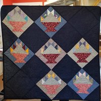 Navy Und Multi Color Throw Size Quilt. Korbdesign Größe 128 X 122 cm Mit Steppen Von Ranken Blättern. Maschinenwaschbar von KometQuilts