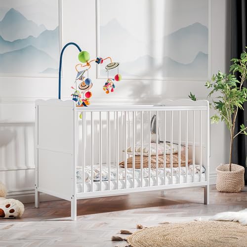 Komodee, Kinderbett Aurora, Weiß matt, Hypoallergene Aloe Vera Schaumstoffmatratze, Zahnschienen und Höhenverstellbar, Umbaubar zum Juniorbett, Breite 67 cm x Höhe 85 cm x Länge 124 cm von Komodee