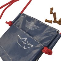 Leckerlibeutel Hund Zum Umhängen Aus Blauem Wachsstoff Mit Magnetverschluss Und Extrafach -Paperboat Leckerlibeutel Hund Zum Umhängen Aus Blauem Wachsstoff Mit Magnetverschluss Und Extrafach -Paperboat von KonsumSchwestern
