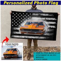 Ziehen Sie Das Racing Personalisierte Flagge, Autorennen Treiben, Muskelauto Hot Rod Racing, Motorsport, Dirt Track Flagge 24x36 | Americanflag02 von KoolKoolCustomDesign