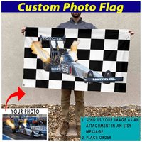 Dragsters Drag Racing Car Geschenke, Personalisierte Flag, Quick Rod Racing, Super Comp Dirt Track Flagge 24x36 von KoolKoolCustomDesign