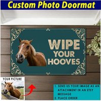 Lustiges Pferd Geschenke Personalisiertes Bild Fußmatte, Für Pferdeliebhaber, Pferdebesitzer, Fassrennen, Reiten, Jockeys | Wipe von KoolKoolCustomDesign