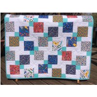 Handgemachter Baby Quilt. Verschwindender Neun Flicken Block Handgemachter Baby Quilt. Verschwindender Neun Flicken Block von Koolquilting