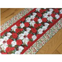 Weihnachtsrose Gesteppter Tischläufer, Weihnachtstischläufer, Weihnachtstischdecke von Koolquilting