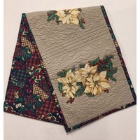 Einzelstück Tischläufer Mit Weihnachtsstern - Maschinengequiltet Appliziert Reversibel 36 cm X 108 Versandfertig Einzelstück Tischläufer Mit Weihnachtsstern - Maschinengequiltet Appliziert Reversibel 36 cm X 108 Versandfertig von KoopsKountryKalico