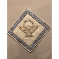 Einzigartiger Handgesteppter Korb-Tischaufsatz Oder Wandbehang - Wendbar Antiker Quilt Versandfertig Einzigartiger Handgesteppter Korb-Tischaufsatz Oder Wandbehang - Wendbar Antiker Quilt Versandfertig von KoopsKountryKalico