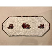 Roter Lkw Tischläufer Mit Rotem Sockel - Maschinengenäht Maschinengequiltet Reversibel Versandfertig von KoopsKountryKalico
