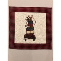 Verkauf Zum Halben Preis One Of A Kind Buttermilk Winter Machine Quilted & Applizierte Tischdekoration - Henry Glass Reversible von KoopsKountryKalico