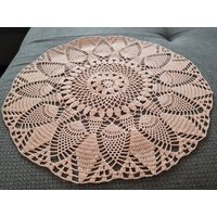 Rundliches Deckchen - Feine Handarbeit Rundliches Deckchen - Feine Handarbeit von KordisHaekelshop