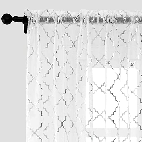 Kotile Weiße transparente Vorhänge, 244,8 cm lang, silber-weiße Vorhänge für Wohnzimmer, marokkanische Fenstervorhänge, 2 Paneele, Metallic-Silber, Vierpass-Druck, Schlafzimmer, 132,2 x von Kotile