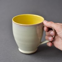 Handgemachte Keramik Tasse Steinzeug | Große Teetasse Mit Henkel, Pfefferminz Gelb, Sommer von KoulouCeramics