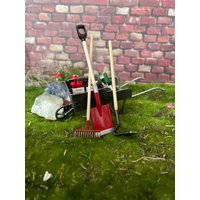 3Er Set Miniatur Gartenwerkzeuge, Feengarten Zubehör, Puppenhaus Miniaturen, Gartenzubehör 3Er Set Miniatur Gartenwerkzeuge, Feengarten Zubehör, Puppenhaus Miniaturen, Gartenzubehör von KousoulasKreations