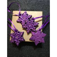 4Er Set. Lila Schneeflocke Glitzer Geschenk Dekoration Mini Ornament Charm Swarovski Kristall von KousoulasKreations