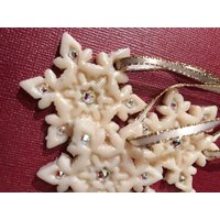 4Er Set. Opalfarbene Schneeflocke Mit Leichtem Glitzer Akzent Geschenkbesatz Mini Ornament Geschenk Charm Swarovski Kristall von KousoulasKreations