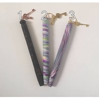 Bunt Funkelnden Schlüssel Charme Nachfüllbare Hand Geformte Polymer Ton Stifte Bunt Funkelnden Schlüssel Charme Nachfüllbare Hand Geformte Polymer Ton Stifte von KousoulasKreations