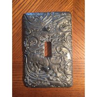 Diese Elegante Und Schöne Schalterplatte Hat Ein Blumiges Rankenmuster in Einer Farbe Gunmetal Schimmer Diese Elegante Und Schöne Schalterplatte Hat Ein Blumiges Rankenmuster in Einer Farbe Gunmetal Schimmer von KousoulasKreations