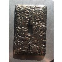 Diese Elegante Und Schöne Schalterplatte Hat Ein Blumiges Rankenmuster in Einer Schwarz Mit Gold Schimmernden Farbe Ich Spezialisiere Mich Auf Diese Elegante Und Schöne Schalterplatte Hat Ein Blumiges Rankenmuster in Einer Schwarz Mit Gold Schimmernden Farbe Ich Spezialisiere Mich Auf von KousoulasKreations