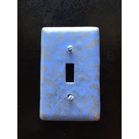 Elegante Hellblaue Und Goldene Lichtschalter Platte Abdeckung Vögel Drache Fliegen Blätter Single Switch Mit Frühlingsfarben Auf Standardgröße von KousoulasKreations