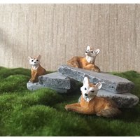 Elfen Garten Zubehör, Miniatur Fuchs Set Von Drei, Terrarium Accessoire, Wichtel Garten, Graue Schiefer Stücke Elfen Garten Zubehör, Miniatur Fuchs Set Von Drei, Terrarium Accessoire, Wichtel Garten, Graue Schiefer Stücke von KousoulasKreations