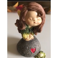 Entzückende Gesicht Kleine Fee Mit Frosch Und Herz Auf Der Steinfee Figur Garten Lieferungen Entzückende Gesicht Kleine Fee Mit Frosch Und Herz Auf Der Steinfee Figur Garten Lieferungen von KousoulasKreations