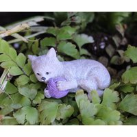 Entzückende Schnurrhaare Das Kätzchen, Süßes Miniatur Mit Einem Wollknäuel Spielt Miniatur-Kätzchen, Feen-Kätzchen-Fee-Garten-Haustiere Entzückende Schnurrhaare Das Kätzchen, Süßes Miniatur Mit Einem Wollknäuel Spielt Miniatur-Kätzchen, Feen-Kätzchen-Fee-Garten-Haustiere von KousoulasKreations