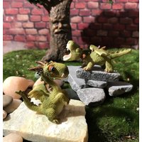 Entzückender Miniatur Grüner Drache Voller Laune, Feengarten Zubehör, Verzauberter Garten, Miniatur Gartenzubehör, Display Entzückender Miniatur Grüner Drache Voller Laune, Feengarten Zubehör, Verzauberter Garten, Miniatur Gartenzubehör, Display von KousoulasKreations