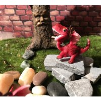 Entzückender Roter Miniatur-Drache Voller Laune, Feengartenbedarf, Verzauberter Garten, Miniaturgartenzubehör, Miniaturdisplay Entzückender Roter Miniatur-Drache Voller Laune, Feengartenbedarf, Verzauberter Garten, Miniaturgartenzubehör, Miniaturdisplay von KousoulasKreations