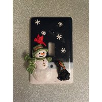 Entzückender Schneemann Mit Niedlichem, Kleinem Terrier Im Dunklen Winter-Glitzer-Schneefall. Lichtschalter Kippschalter Entzückender Schneemann Mit Niedlichem, Kleinem Terrier Im Dunklen Winter-Glitzer-Schneefall. Lichtschalter Kippschalter von KousoulasKreations