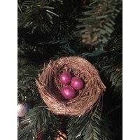 Himbeereier in Einem Glitzer 3" Vogel Nest Ornament. Finden Sie Ein Vogelnest Ihrem Weihnachts-/Osterbaum, Sie Werden Viel Glück Durch Das Jahr Haben Himbeereier in Einem Glitzer 3" Vogel Nest Ornament. Finden Sie Ein Vogelnest Ihrem Weihnachts-/Osterbaum, Sie Werden Viel Glück Durch Das Jahr Haben von KousoulasKreations