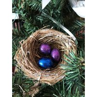 Lila & Blaue Eier in Einem Glitzer 3" Vogel Nest Ornament. Dieses Ist Für Rheumatoid Awareness. Wenn Sie Ein Vogelnest Ihrem Weihnachtsbaum Finden Lila & Blaue Eier in Einem Glitzer 3" Vogel Nest Ornament. Dieses Ist Für Rheumatoid Awareness. Wenn Sie Ein Vogelnest Ihrem Weihnachtsbaum Finden von KousoulasKreations
