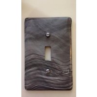 Marmoriertes Graues Licht Schaltplatte Für Einzelschalter. Switch Plate Hat Ein Schönes Graumuster Mit Einem Hauch Von Dunkelrosa Marmoriertes Graues Licht Schaltplatte Für Einzelschalter. Switch Plate Hat Ein Schönes Graumuster Mit Einem Hauch Von Dunkelrosa von KousoulasKreations