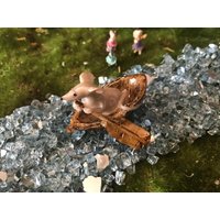 Maus Ruderboot, Walnussschalenboot, Süße Miniaturmaus Im Walnußschalenboot Mit Wirbeltier, Feengartenzubehör, Miniaturen von KousoulasKreations