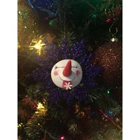 Niedliche Handgemachte Schneemann Ornament Polymer Clay Lila Glitzer Geschenkanhänger Geschenk Dekoration von KousoulasKreations