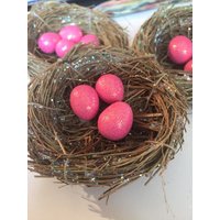 Rosa Eier in Einem Glitzer 3" Vogel Nest Ornament. Finden Sie Ein Vogelnest Ihrem Weihnachts-/Osterbaum, Werden Das Ganze Jahr Über Viel Glück Haben von KousoulasKreations