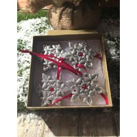 Satz Von 4 Hübsche Silber Schneeflocke. Süße Glitzer Schneeflocke Geschenk Dekoration. Kleine Ornament. Charme. Kristall-Charme Satz Von 4 Hübsche Silber Schneeflocke. Süße Glitzer Schneeflocke Geschenk Dekoration. Kleine Ornament. Charme. Kristall-Charme von KousoulasKreations