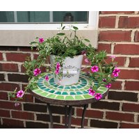 Schöner Hölzerner Pflanzbehälter, Dunkler Weiß Gewaschener Pflanzbehälter Schöner Hölzerner Pflanzbehälter, Dunkler Weiß Gewaschener Pflanzbehälter von KousoulasKreations