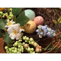 Schönes Großes Osterei Nest, Pastell Glitzer Eier Im Geblümten Osternest, Weinrebenest, Blumennest, Ostereier Schönes Großes Osterei Nest, Pastell Glitzer Eier Im Geblümten Osternest, Weinrebenest, Blumennest, Ostereier von KousoulasKreations