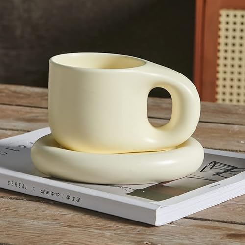 Koythin Keramik-Kaffeetasse, kreative niedliche Fettgriff-Tasse mit Untertasse für Büro und Zuhause, spülmaschinen- und mikrowellengeeignet, 10 oz/300 ml für Latte Tee Milch (Beige) von Koythin