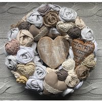 Handgefertigter Cottage Stoffkranz Wandkranz Stoff Rosen Herz Materialmix -163 von Kraenzchenfein