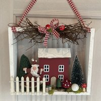 Handgefertigter Deko Rahmen Fenster Hänger Wanddekoration Weihnachtshaus Santa -531 Handgefertigter Deko Rahmen Fenster Hänger Wanddekoration Weihnachtshaus Santa -531 von Kraenzchenfein