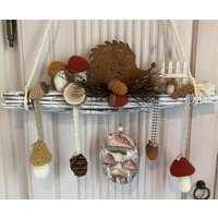 Handgefertigter Landhaus Fensterhänger Wandschmuck Astbündel Igel Fliegenpilz -479 Handgefertigter Landhaus Fensterhänger Wandschmuck Astbündel Igel Fliegenpilz -479 von Kraenzchenfein