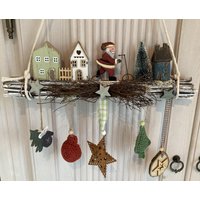 Handgefertigter Landhaus Fensterhänger Wandschmuck Astbündel Weihnachtsdorf Santa -534 Handgefertigter Landhaus Fensterhänger Wandschmuck Astbündel Weihnachtsdorf Santa -534 von Kraenzchenfein