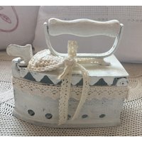 Shabby Vintage Look Deko Kleines Gußeisen Bügeleisen Mit Holzgriff Handarbeit Upcycling -361 von Kraenzchenfein