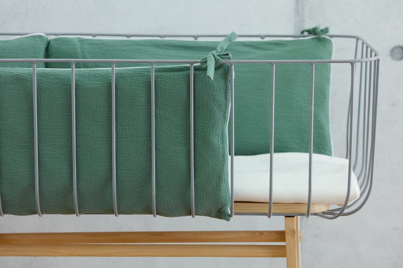 KraftKids Bettnestchen Doppelkrepp Grün Jade, für 120x60 cm Bett, 100% Baumwolle, abnehmbarer Bezug, Befestigungsbänder, drei Füllkissen von KraftKids