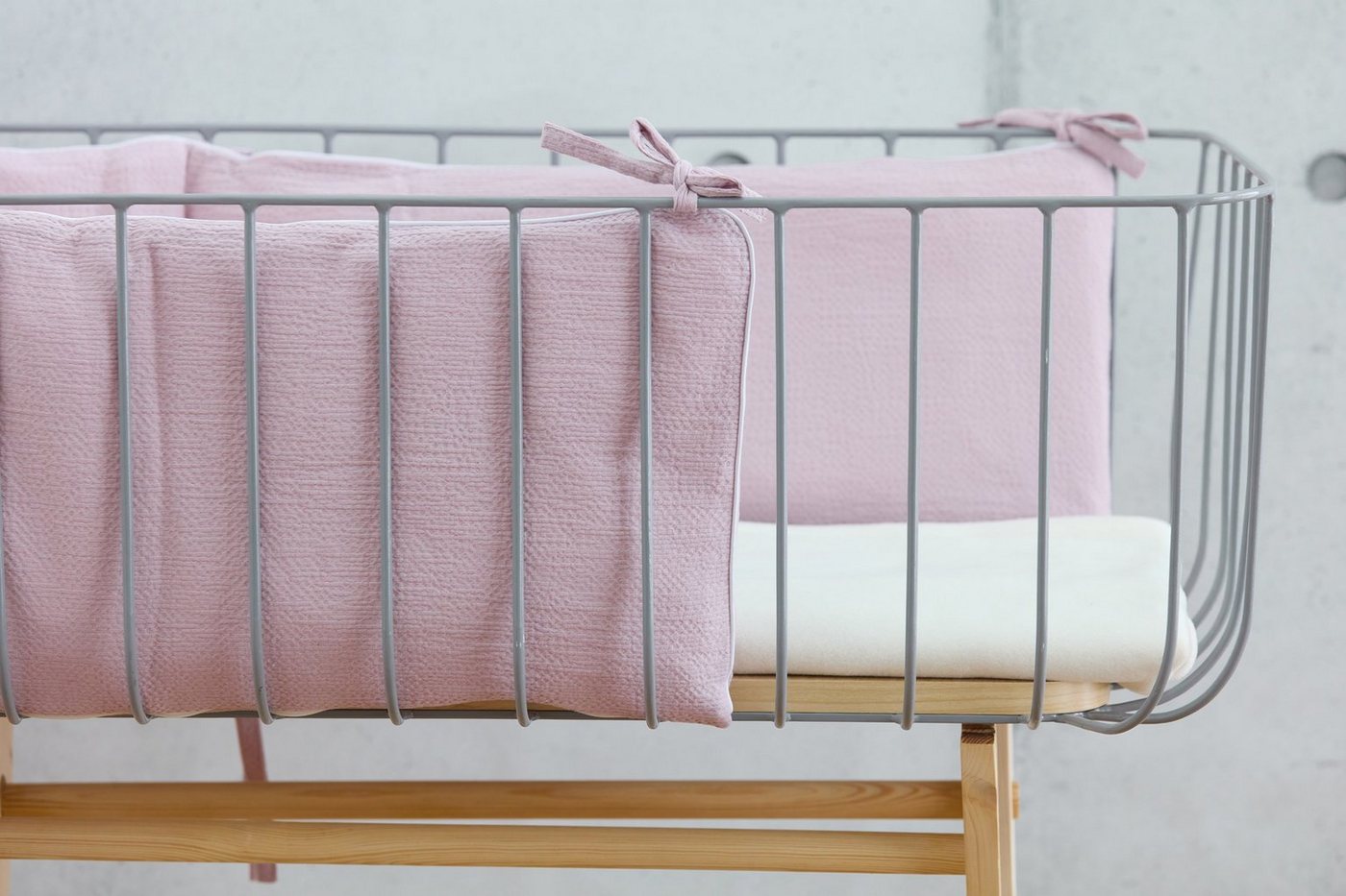 KraftKids Bettnestchen Doppelkrepp Rosa, für 120x60 cm Bett, 100% Baumwolle, abnehmbarer Bezug, Befestigungsbänder, drei Füllkissen von KraftKids